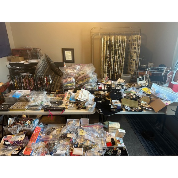 Over 4000 Pieces Costume Jewelry And Branded Jewelry - Picture 2 of 16